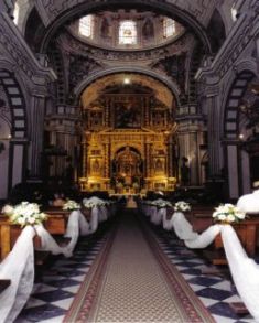 Iglesia con flores