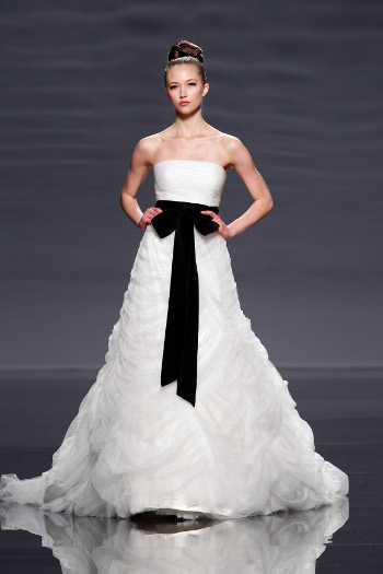 vestidos de novia con aplicaciones y combinaciones en negro | web de