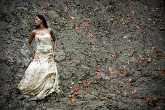 trash the dress, la nueva tendencia en fotografía de bodas | web de
