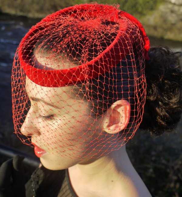 Tocado color rojo estilo vintage