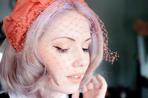 Color coral en el tocado estilo vintage